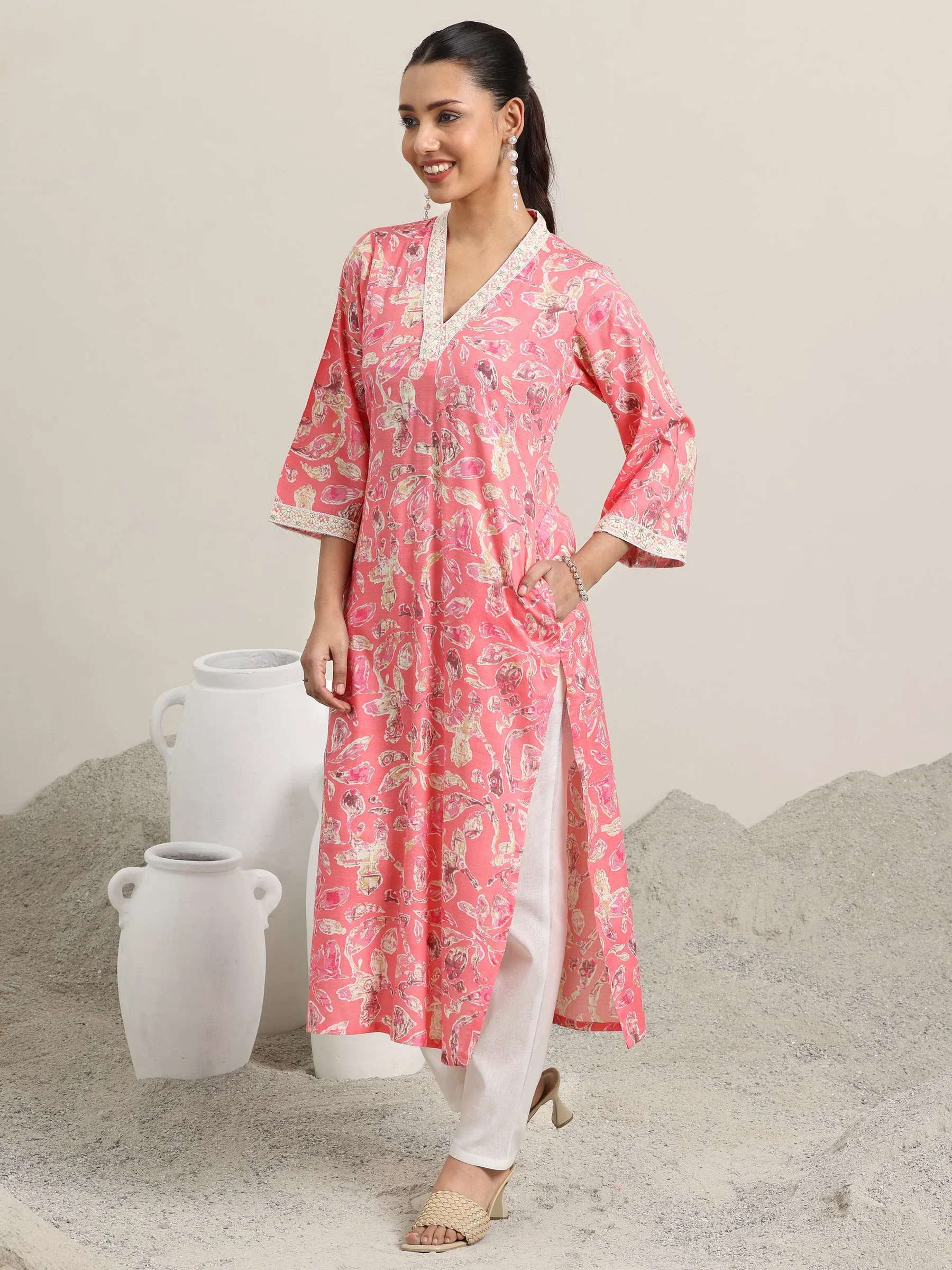 29514O_6Main.webp Pink Printed Cotton Blend Straight Kurta - Image 1
